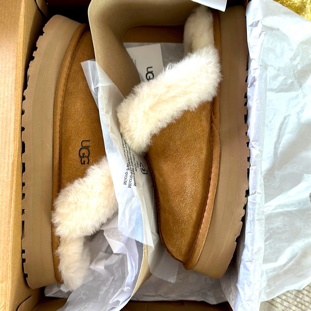 UGG DISQUETTE SLIDE CHESTNUT SHEARLING CUFF PLATFORM SANDALS US SIZE 10. NEW.